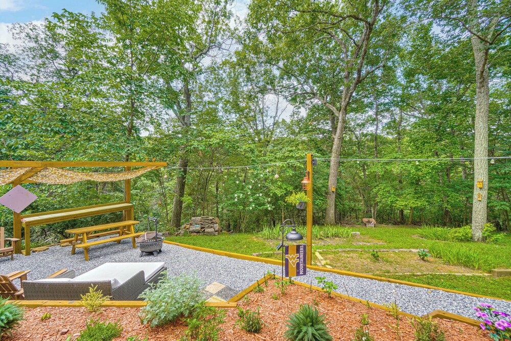 5 Mi to Harpers Ferry Nhp: Quiet Home w/ Deck