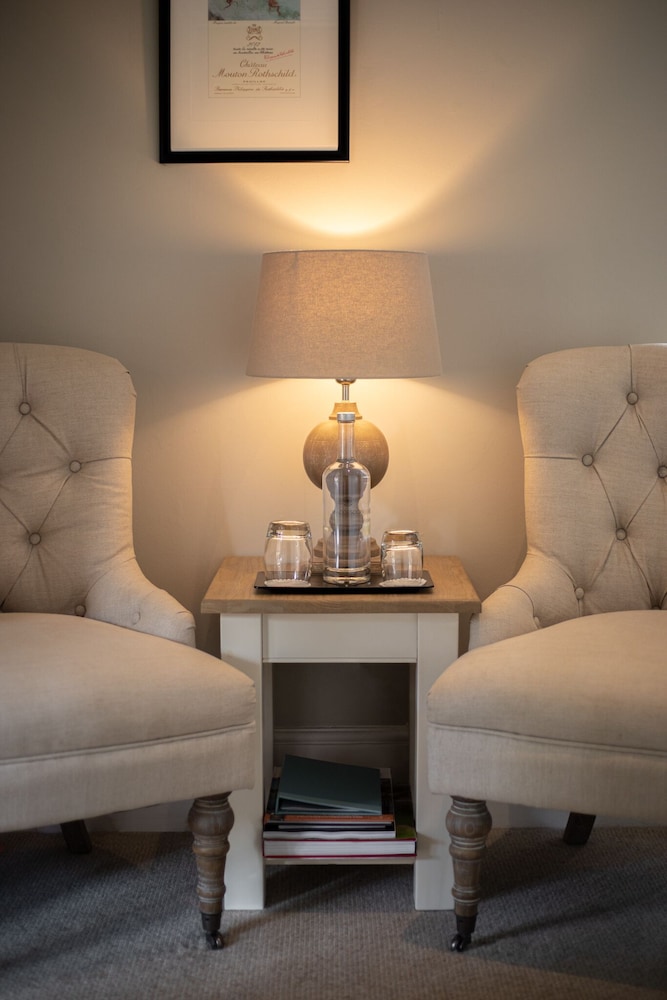 Aylesbury Vacations - The Five Arrows Hotel - Property Image 2