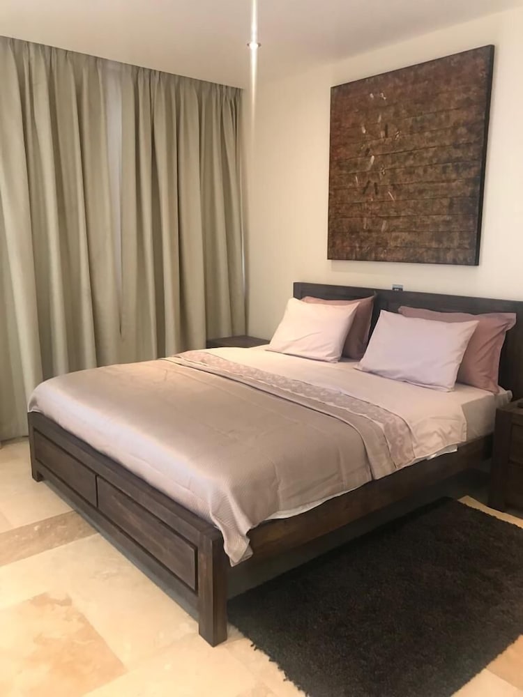 Euneva Court Townhouses - Bentley Place view 3