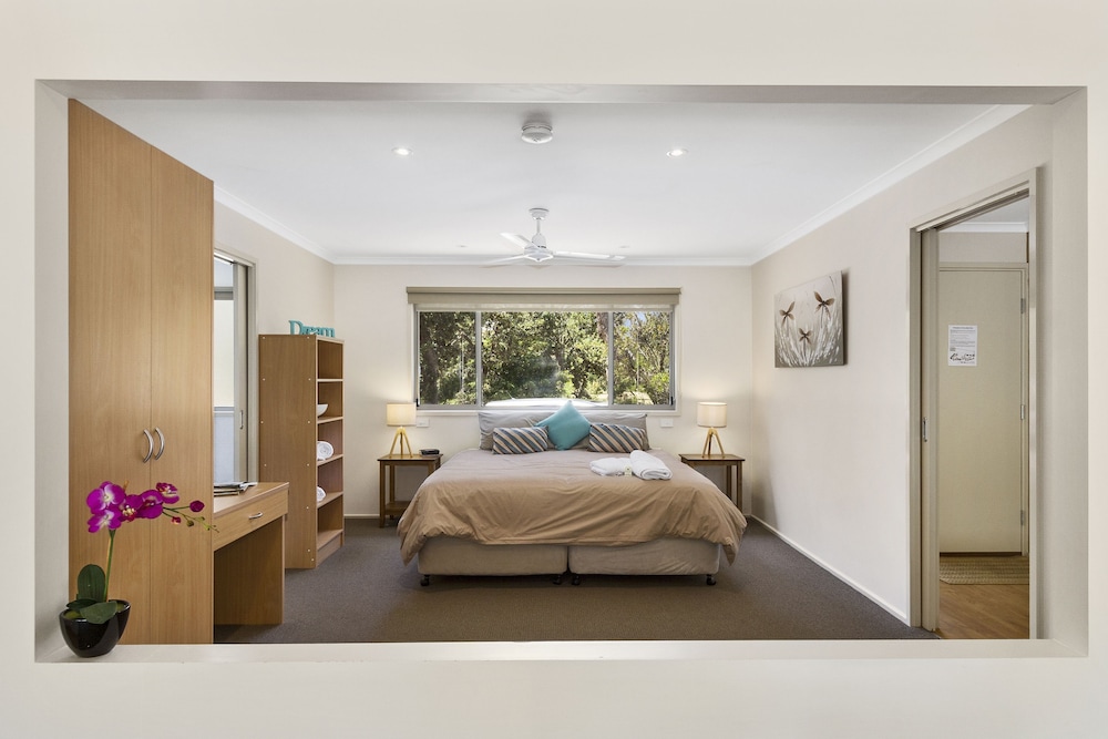 Waterfront Retreat At Wattle Point