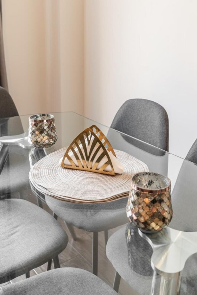 Lakeshore 3BR 2 5BA Townhome 1 min to the Beach - Image 3