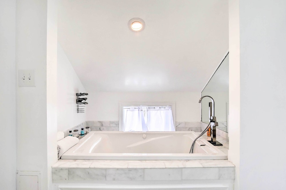 Easton Vacations - Elegant Connecticut Home: Fireplaces, Pet Friendly - Property Image 2