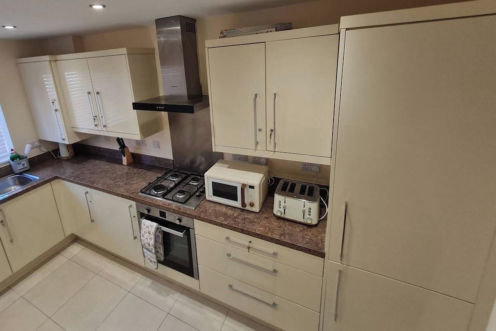 Spacious 3-bed House - Sleeps 8, Garden & Parking