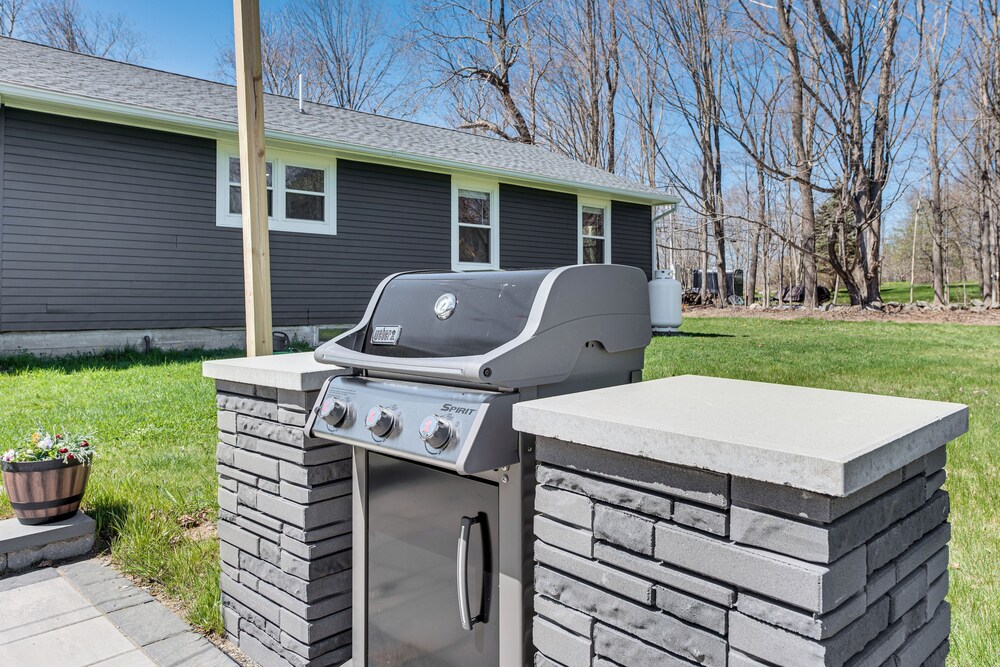 Beautiful Eliot Retreat w/ Fire Pit Game Room! - Property Image 7