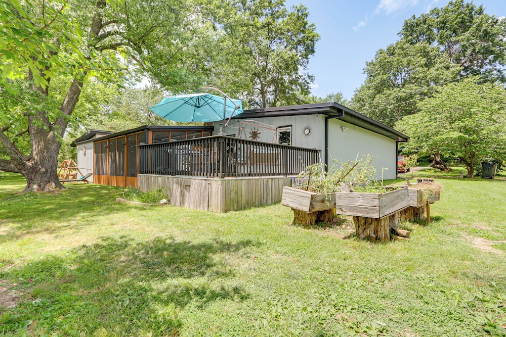 Walk to Lake Fayetteville: Family Retreat w/ Deck