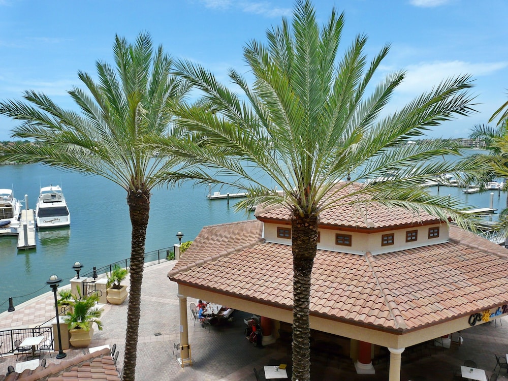 Luxurious Esplanade Condo Overlooking bay