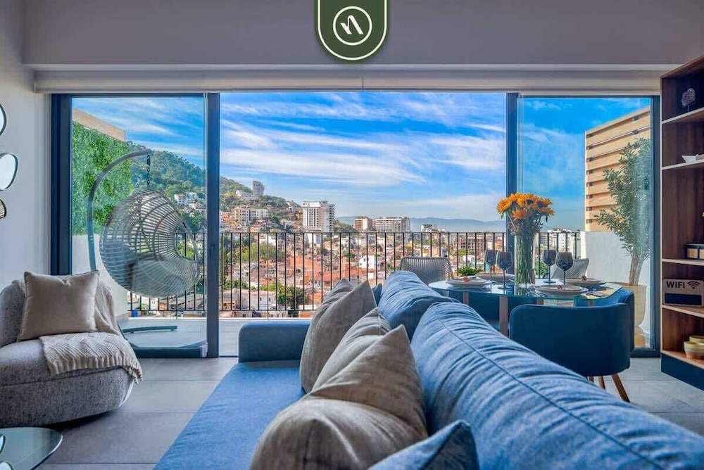 New Studio - King Bed - Pool - Jacuzzi - Gym