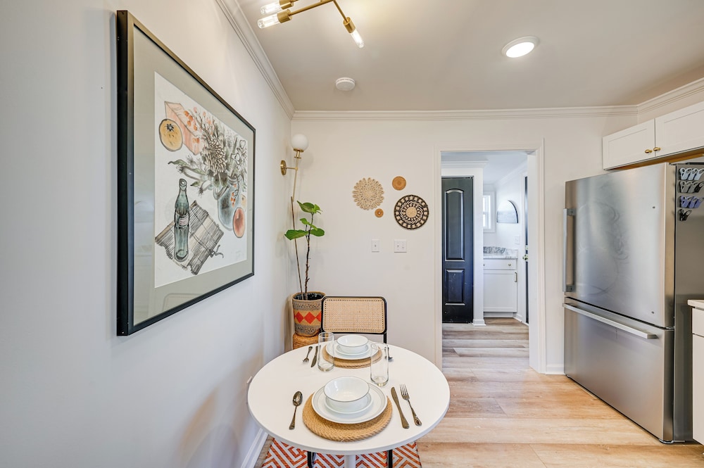 < 3 Mi to Dtwn: Modern Cottage in Greenville!