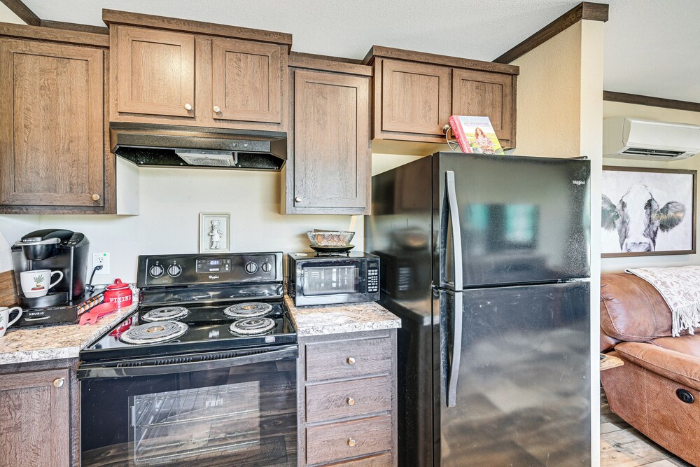 6 Mi to Topsey Exotic Ranch: Retreat on 12 Acres!