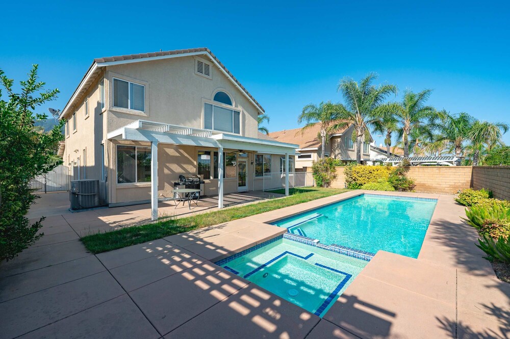 Bright Designer Home w Pool Near Everything