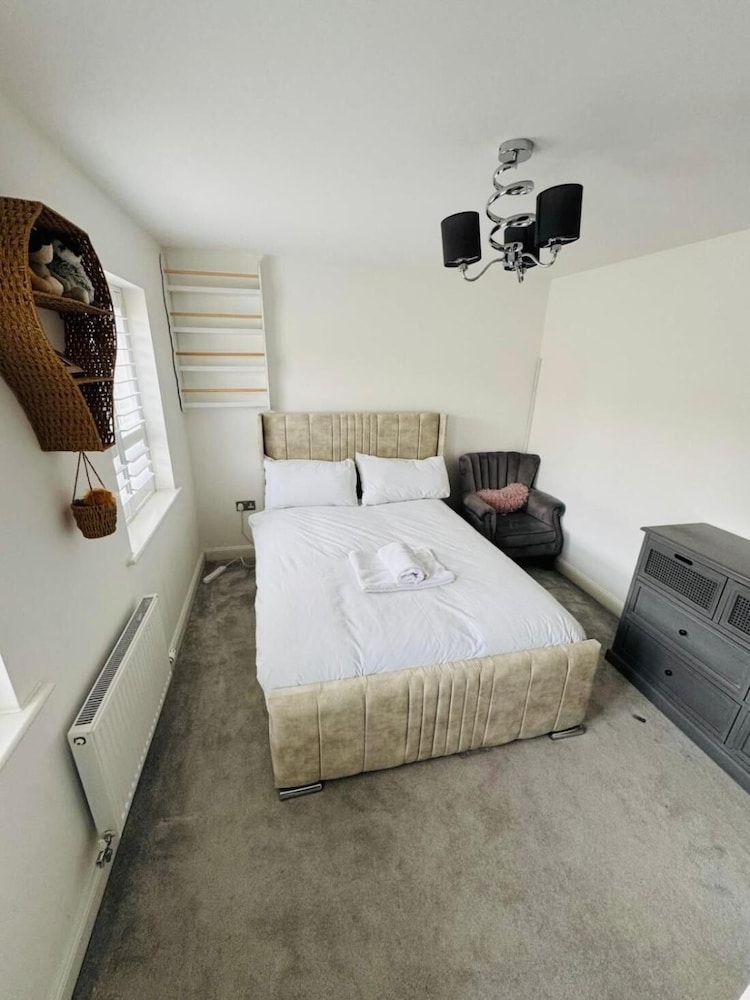 High END Spacious 4 Bed House - Free Parking
