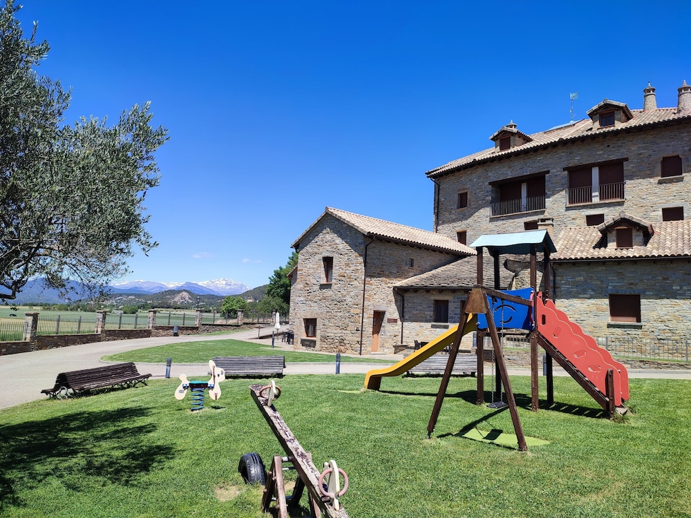Casas Pirineo Aínsa: Historic Palace & Garden