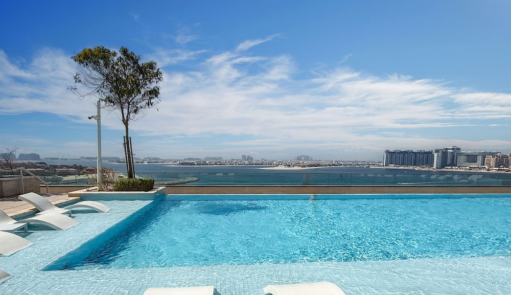 LUX The Beach Vista Dubai Eye View Suite