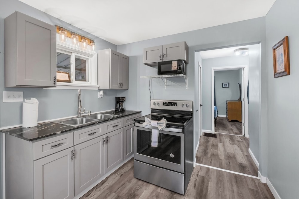 Cozy 2BR Home: With Lake Access & Work Space