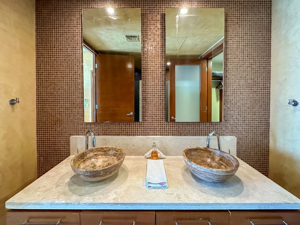 Tranquil Tides Oceanfront Family Oasis