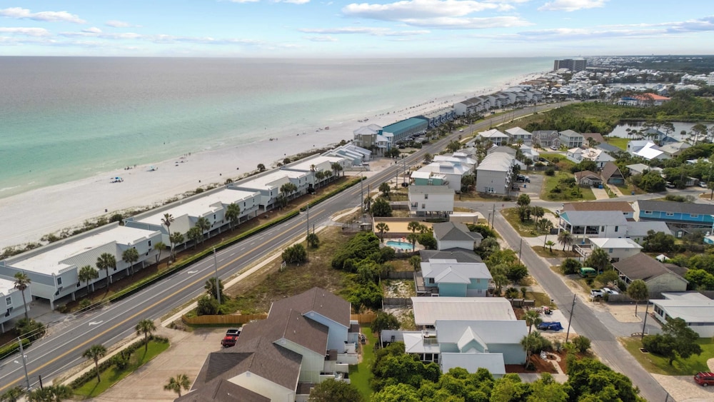 Newly Renovated! 2-min Walk to the Beach The Coastal Cottage by Avantstay