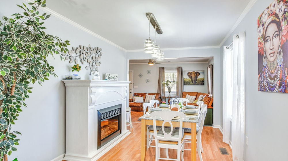 9 Mi to Downtown: Sanford Home w/ Hot Tub