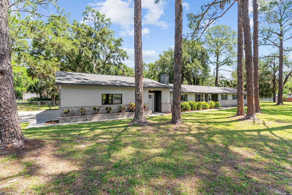 Designer Pet-friendly Retreat With Heated Pool 5 Bedroom Home