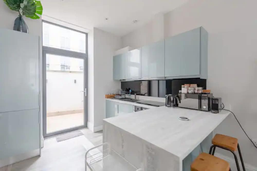Chic 1BD Flat W/patio - 2 Mins From Baron's Court!