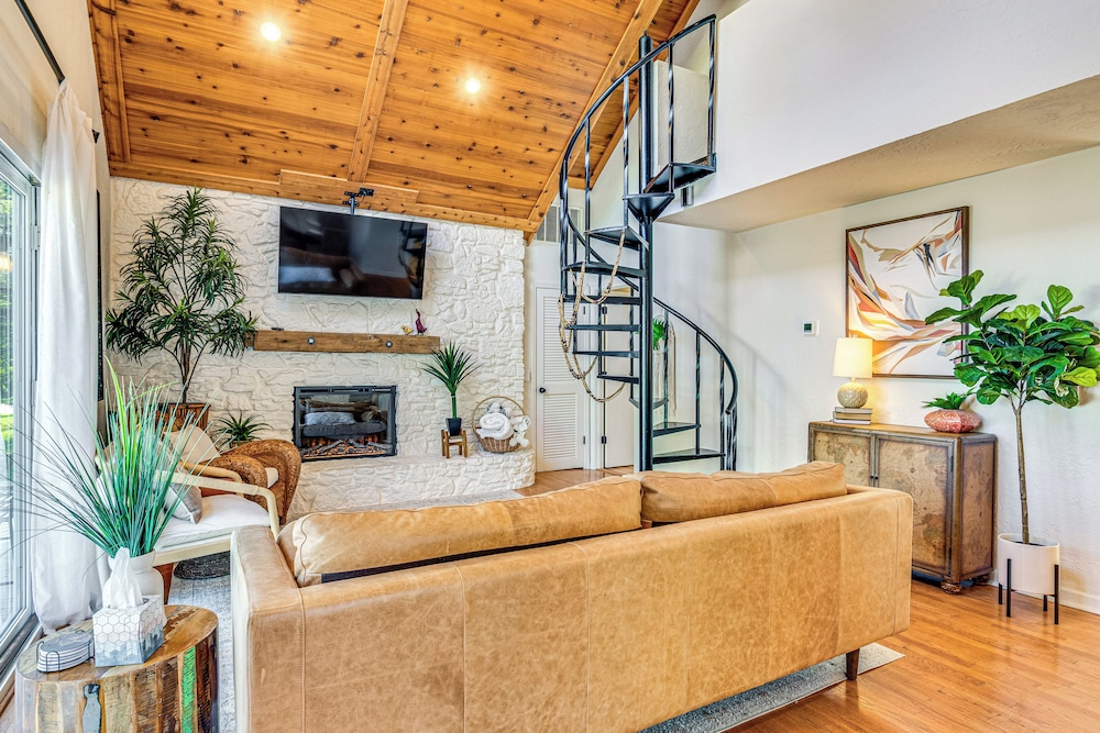 Walk to Reservoir: Cicero Home w/ Furnished Deck!