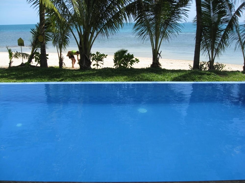 Beachfront Oasis With Private Pool and Jacuzzi on Samui's Bang Por Beach