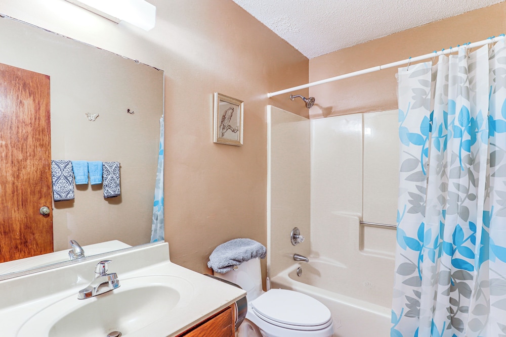 3 Mi to Dtwn Asheville: Duplex w/ Spacious Yard!