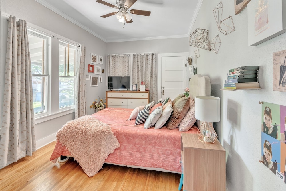 Bright & Fun 3br Cozy Nook 3 Bedroom Home by RedAwning view 3