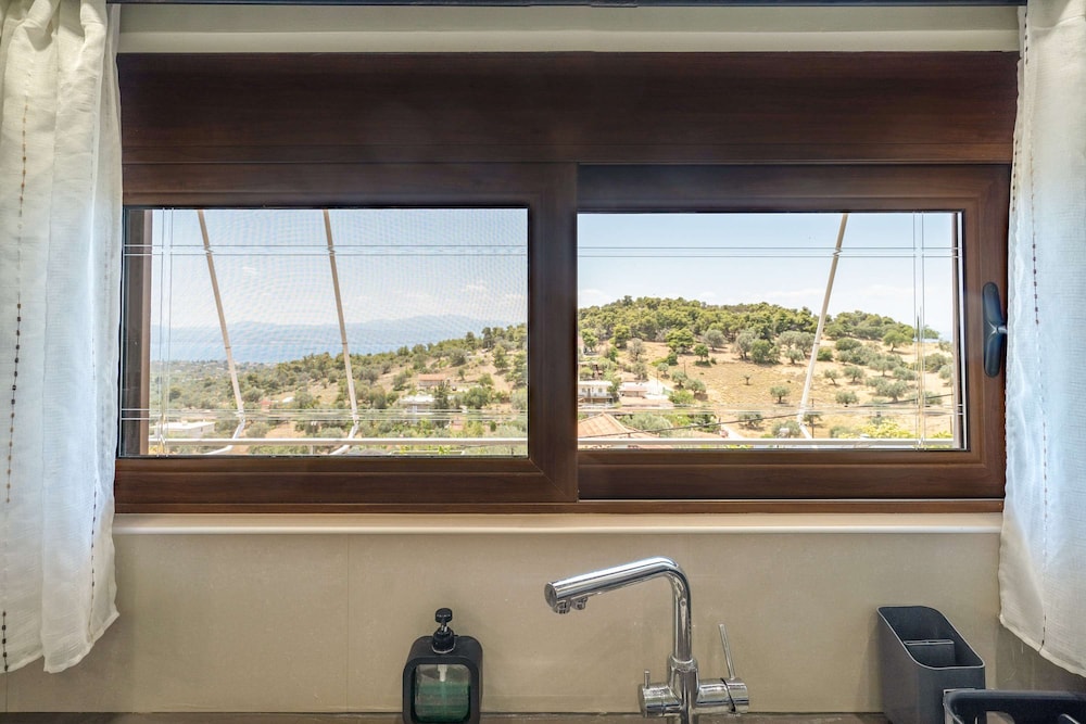 Peaceful Hilltop Apartment With Balcony Sea View