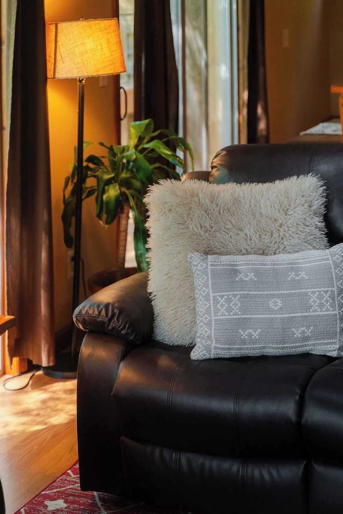 Cheerful Two Bdrm Cabin With Hot Tub & Pet Friendly