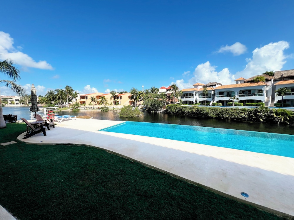 Lagoon Front Infinity Pool Paddleboard And Fun Puerto Aventuras