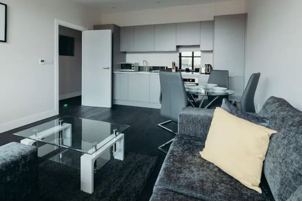 home.ly - Watford Premier Apartments view 4