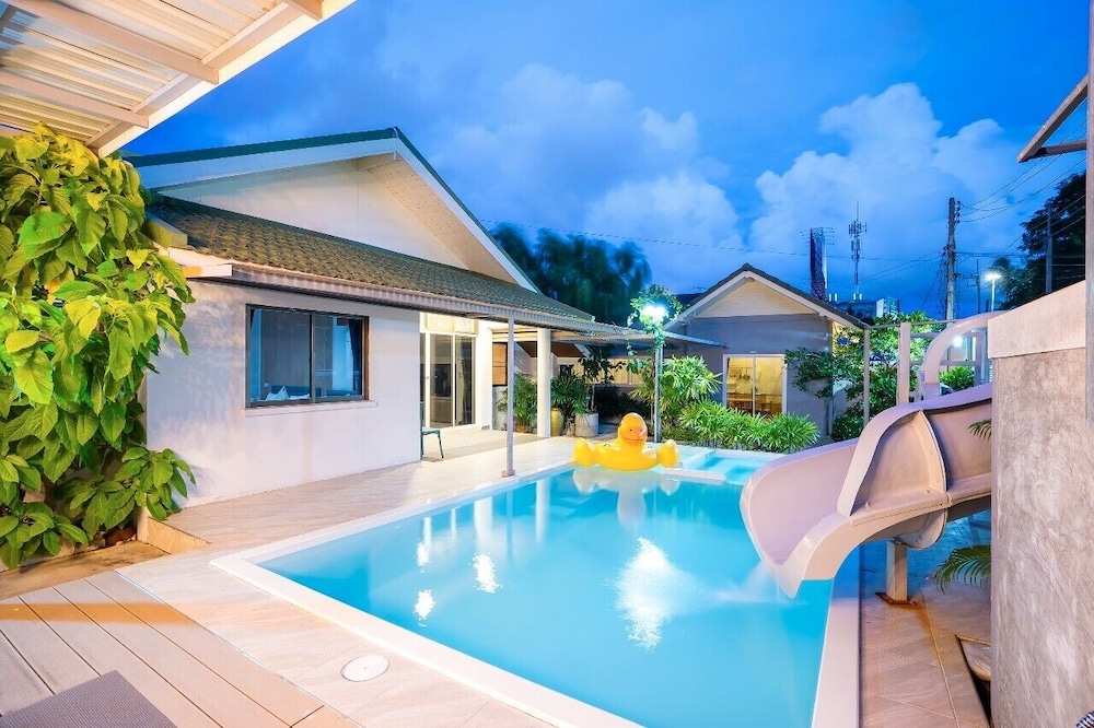 Cozy gray garden
