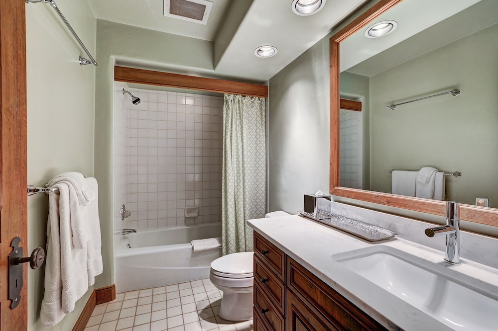 Stunning Views - Renovated Condo In Pines Lodge 2 Bedroom Condo