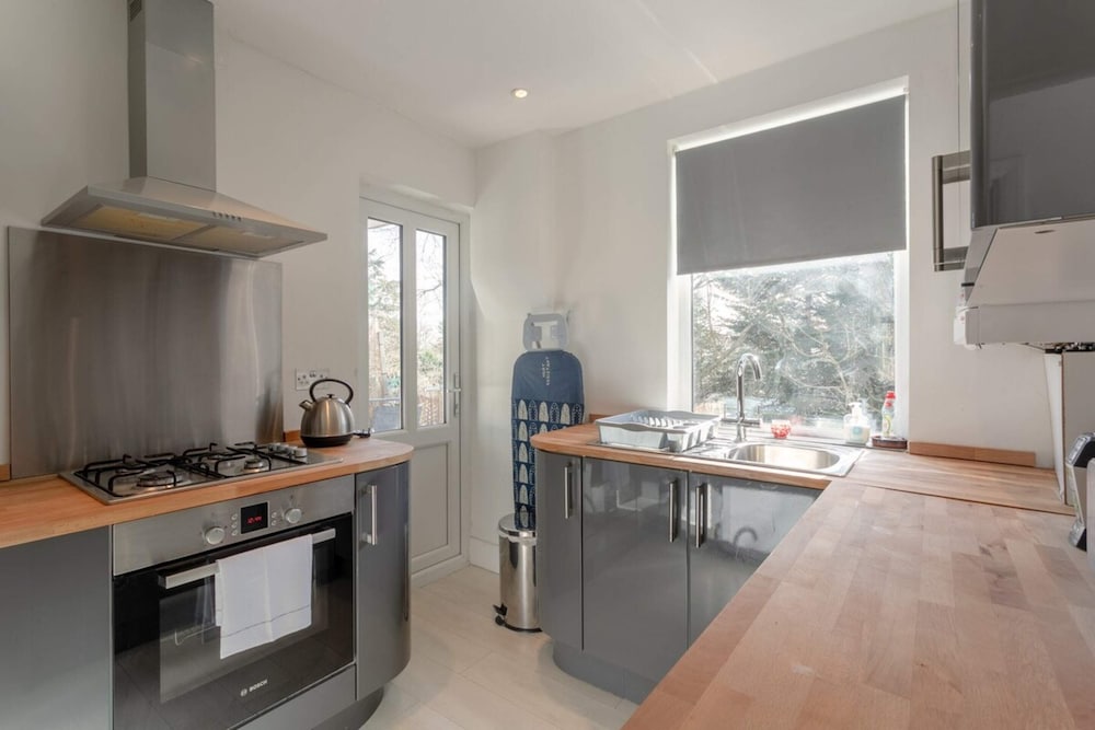 Modern 2 Bedroom Apartment in Morden