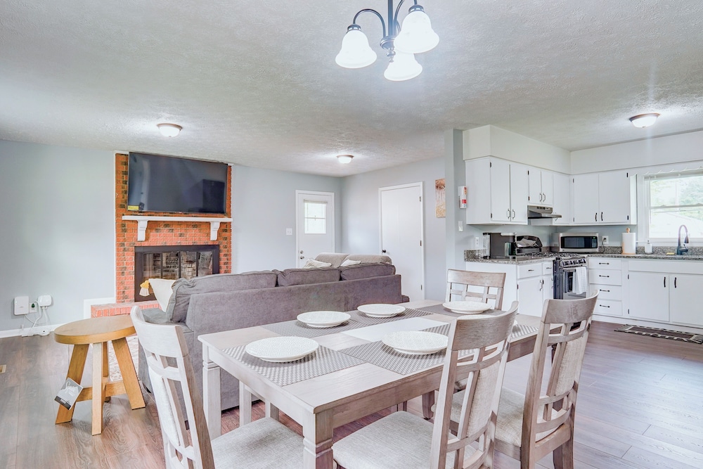 5 Mi to Dtwn: Family-friendly Fayetteville Home!