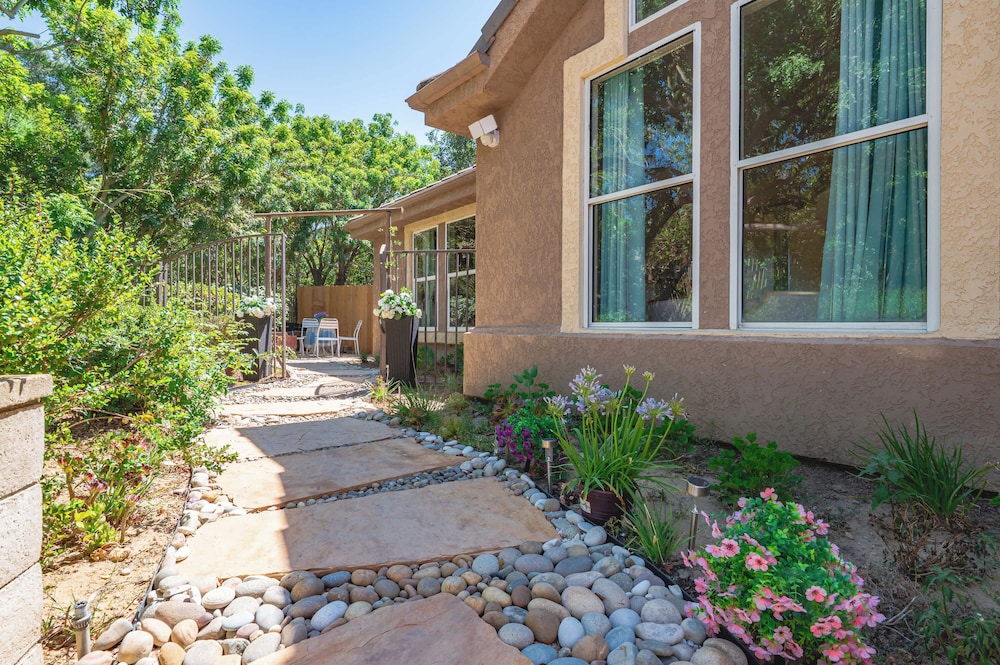 Tranquil Nature Retreat Private Patio & Cozy Charm