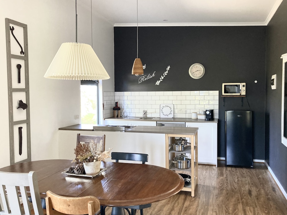 Karawatha Cottages B&B