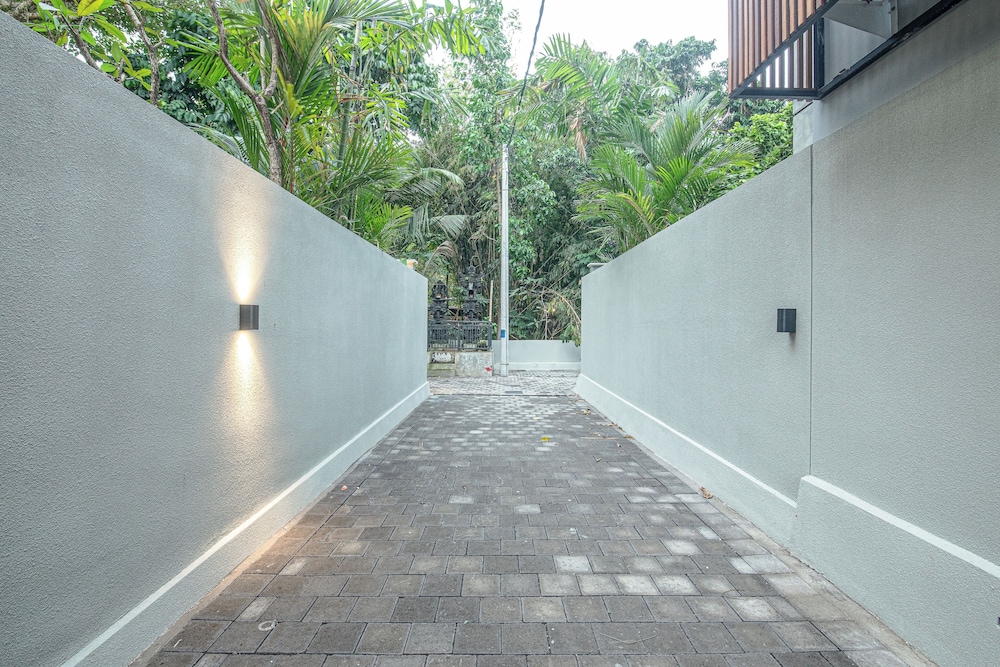 Enchanting 5BR Canggu Villa Moments to Sea