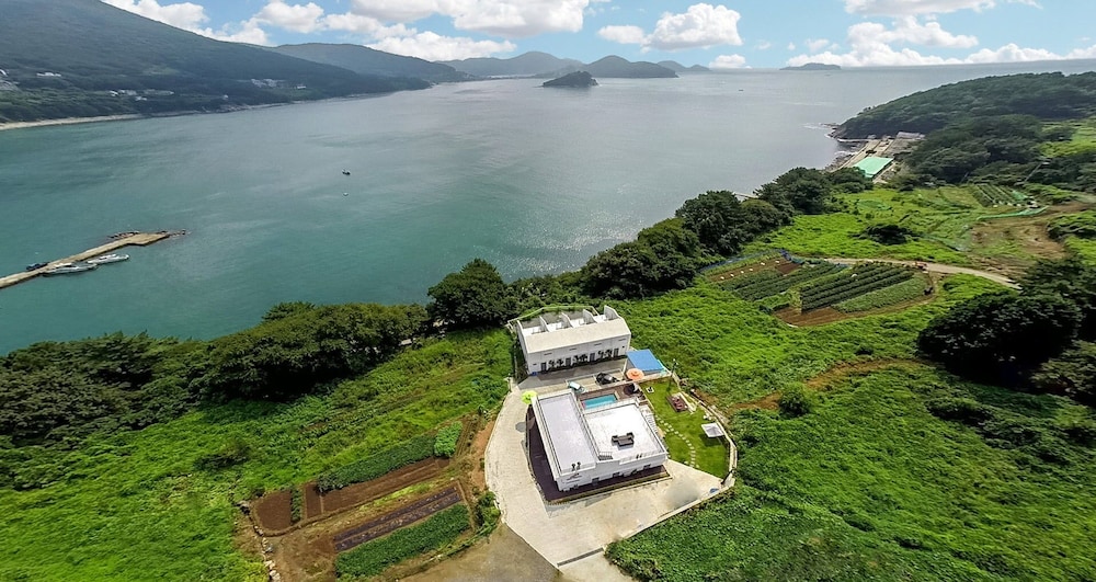 Geoje Star Marine Pool Villa Pension - V view 2