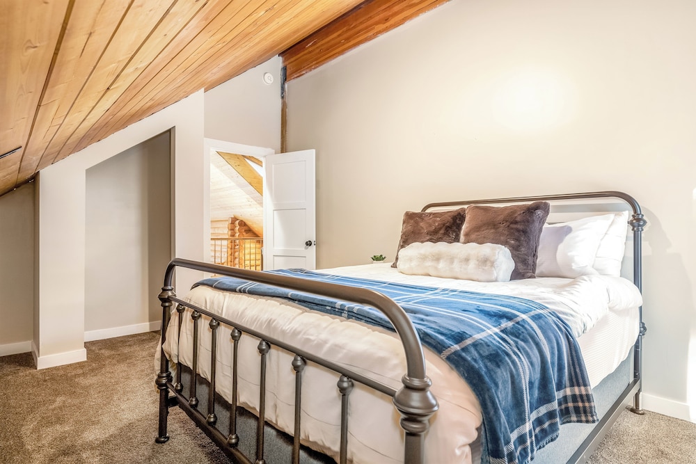 Lodge at Summit Park Near Woodward