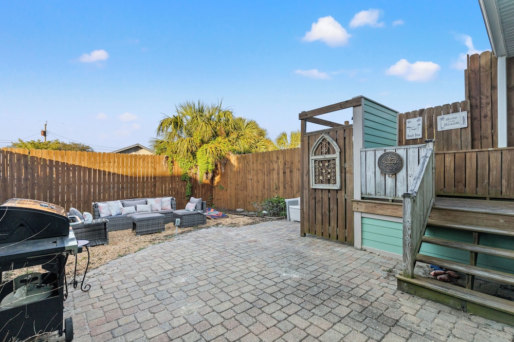 Just Beachy 3BR Dog-friendly Townhouse Near Beaches & Attractions!