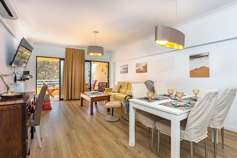2 Bed-sleeps 4-vilamoura Beach-pool-spa-balcony