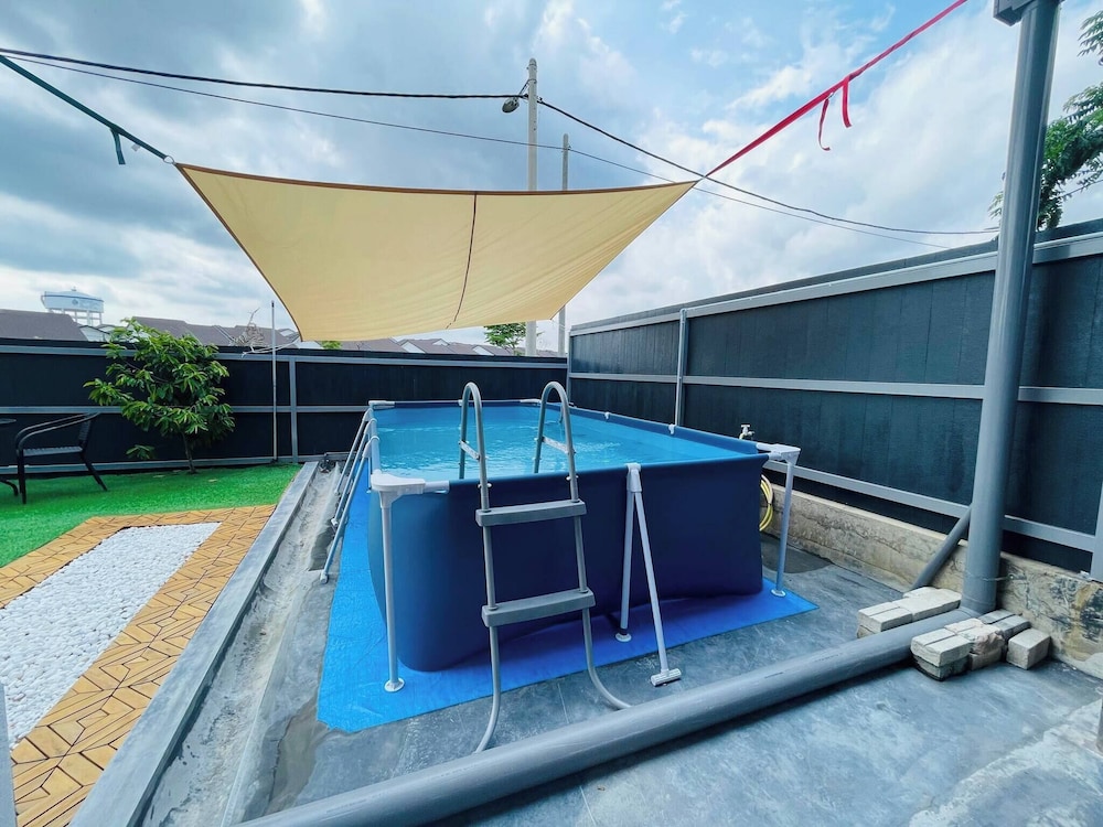 Spacious Family Homestay in Durian Tunggal With Private Pool