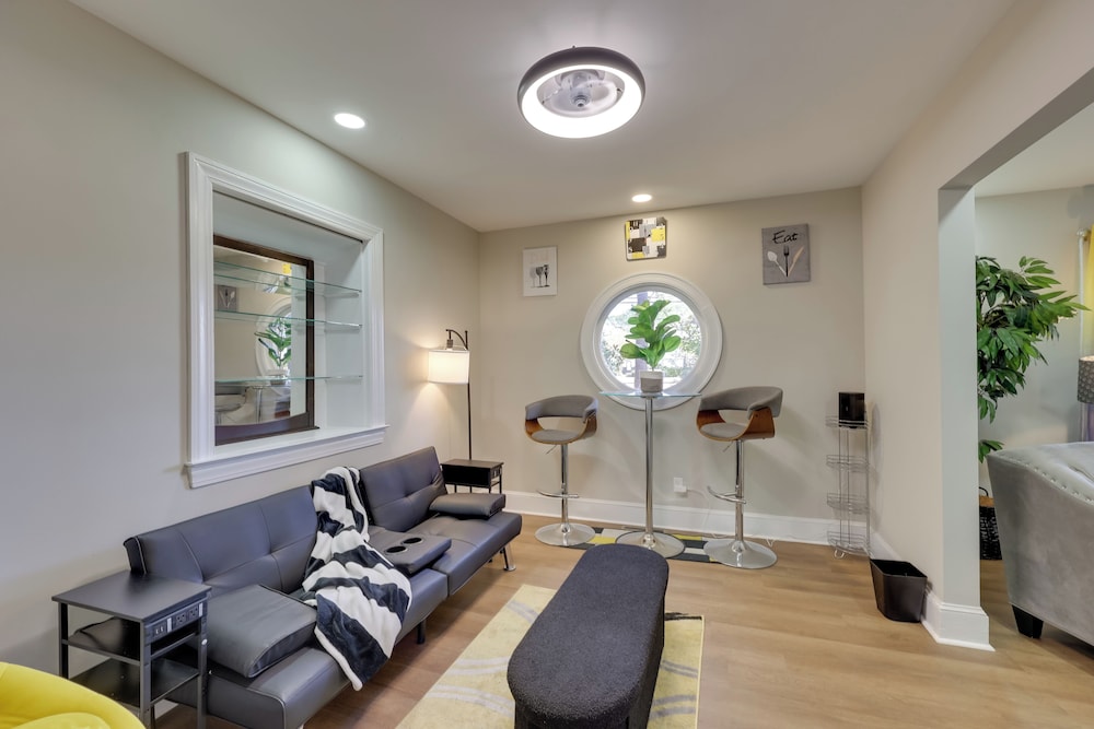 < 2 Mi to Ecu: Cozy Greenville Getaway w/ Porch!