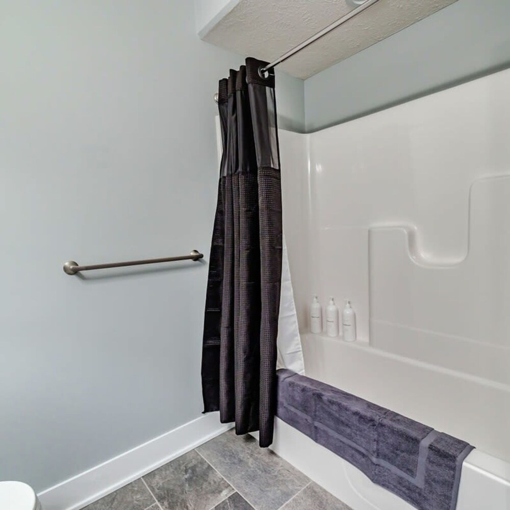 Luxury Retreat Modern 5BR Ranch in Bennington
