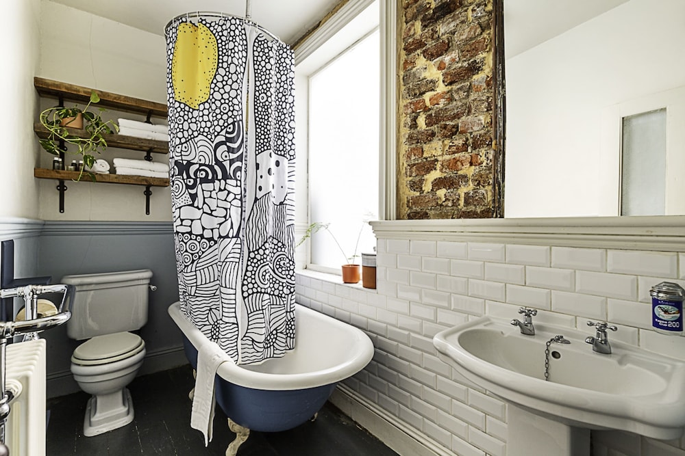 Hackney - Victoria Park: Generous 2 Bed Terrace