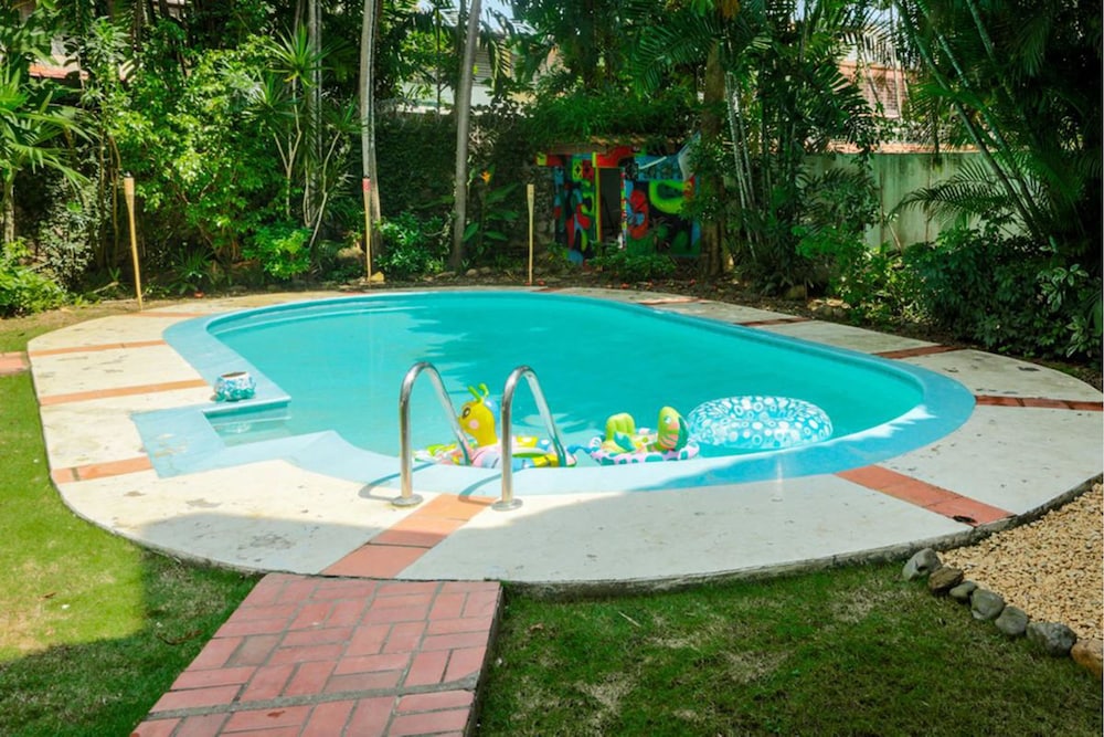 Los Mostros Hostel