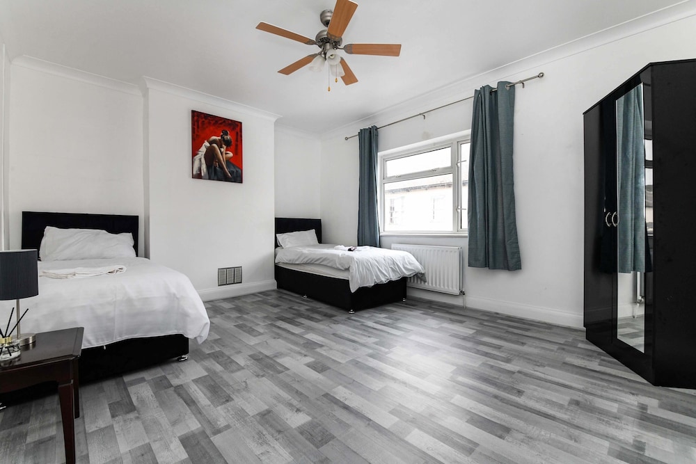 House - Sleeps 10 - Garden - Close to City Centre view 2