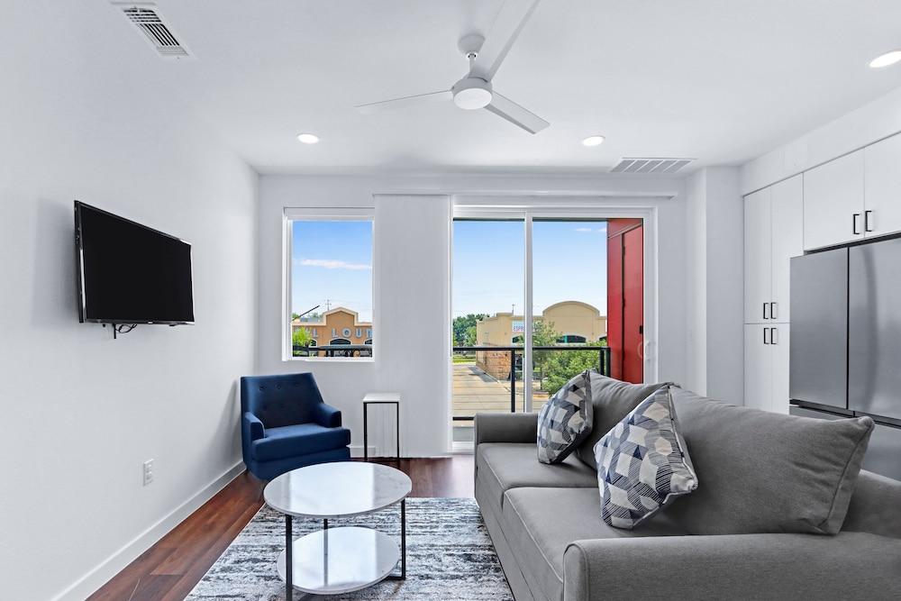 Chic Condo Minutes to Downtown, Gruene, & More