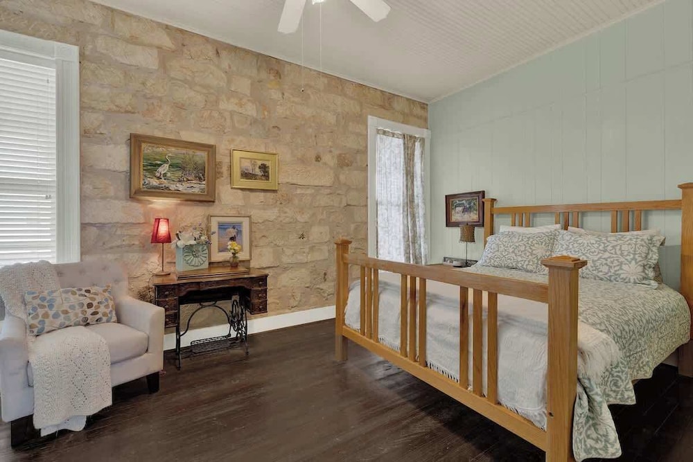 Charming Balcony Suite Overlooking Main Street-walk to Everything!